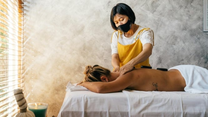 Ilustrasi seorang wanita melakukan spa