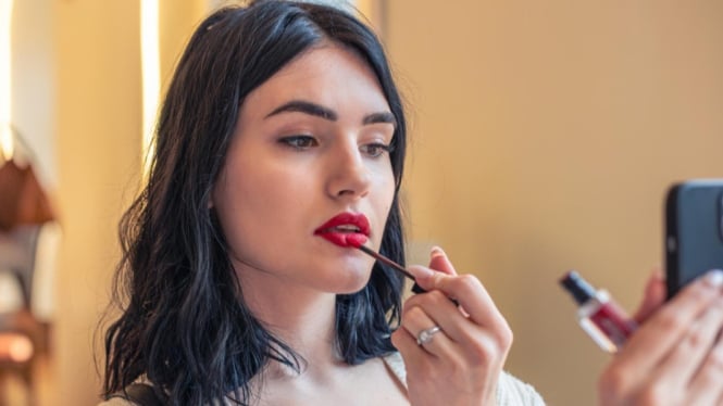 Ilustrasi wanita menggunakan lipstick