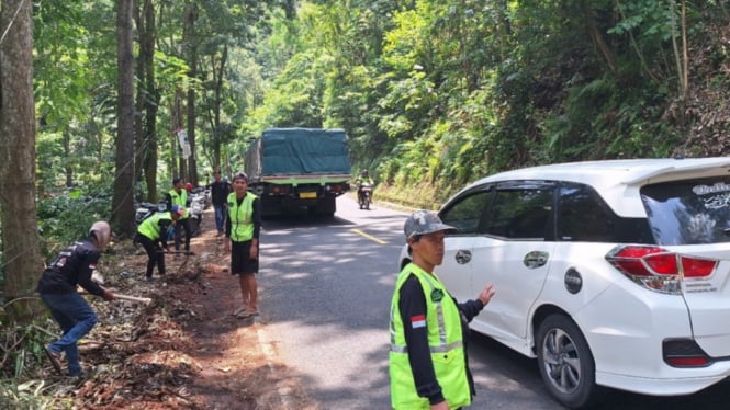 Relawan gumitir atur lalu lintas