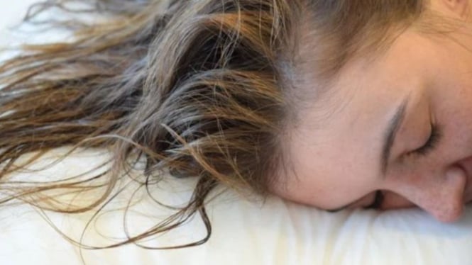 Rambut basah saat tidur, efeknya lebih dari sekadar tidak nyaman