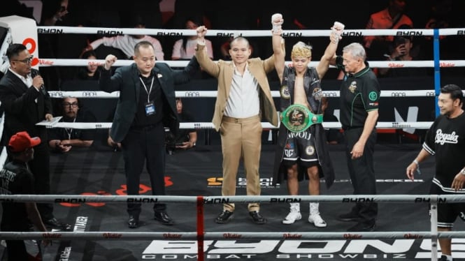 Surya Dharma usai meraih sabuk juara WBC Youth Champion Asia