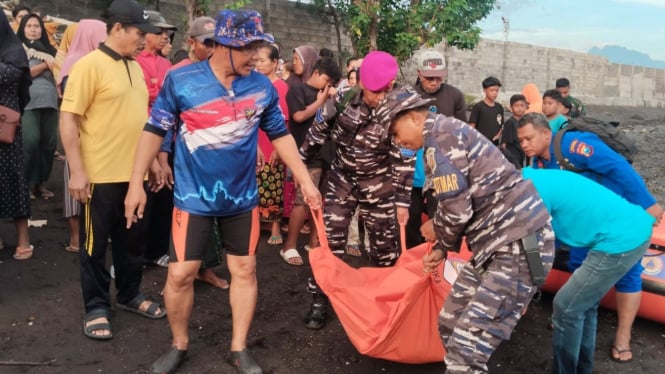 Proses evakuasi jenazah pemancing yang hilang