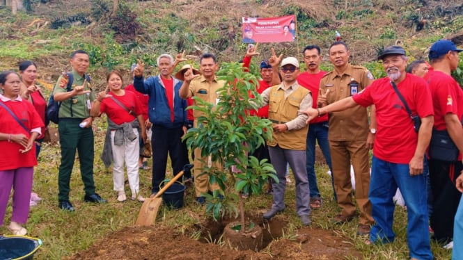 Kadis DLHK Provinsi Bali I Made Rentin bersama masyarakat