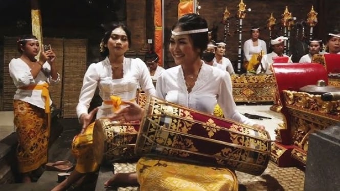 Ketukan gangsa menyalakan jiwa perempuan pengrawit