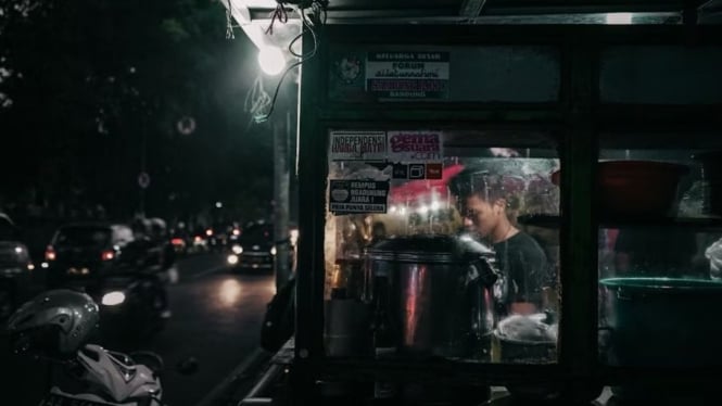 Suasana pedagang kaki lima di malam hari menjadi favorit warga kota