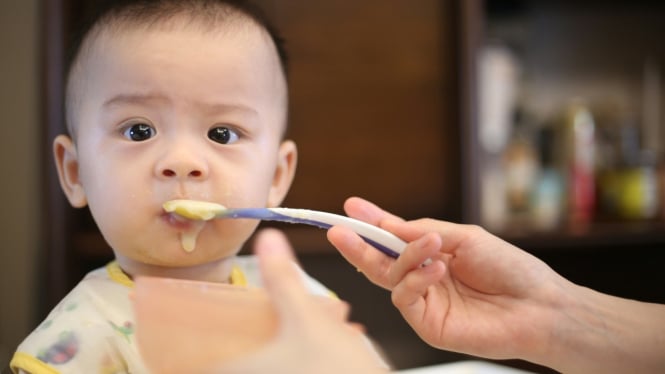 Bayi disuapi MPASI pertama