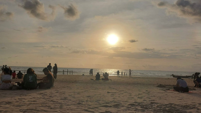 Pesona sunset di pantai Petitenget Bali