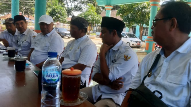 Kades Sidowangi, Muansin (kanan songkok hitam)