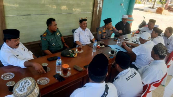 Kades Bajulmati, Achmad Thoha (kiri songkok hitam)