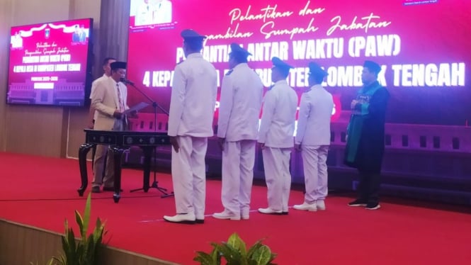 4 Kepala Desa hasil PAW di kantor Bupati Lombok Tengah