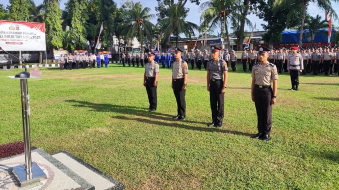 Perwakilan personel terima penyematan pangkat di Mako