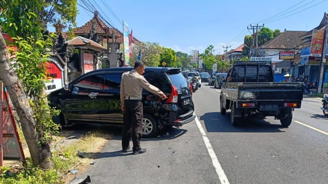 Kecelakaan beruntun melibatkan mobil Avanza dan dua Sepeda Motor