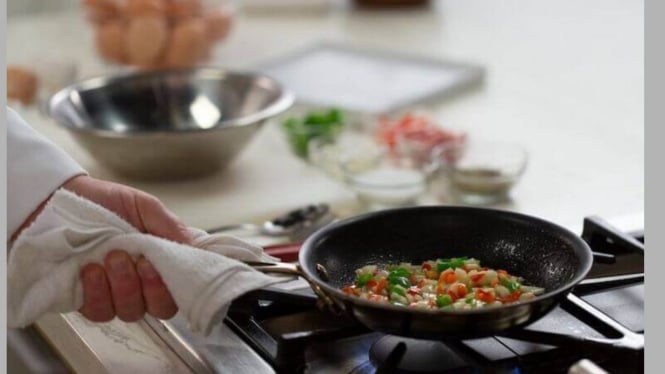 Memasak bisa jadi pilihan anak kos saat akhir bulan
