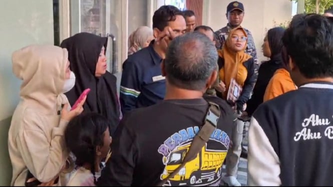 Keluarga korban tenggelamnya KMP Tunu Pratama Putra