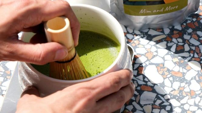 Ilustrasi pembuatan segelas Matcha.