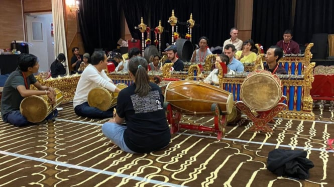Pemain gamelan Puspawarna di Prancis sedang latihan.
