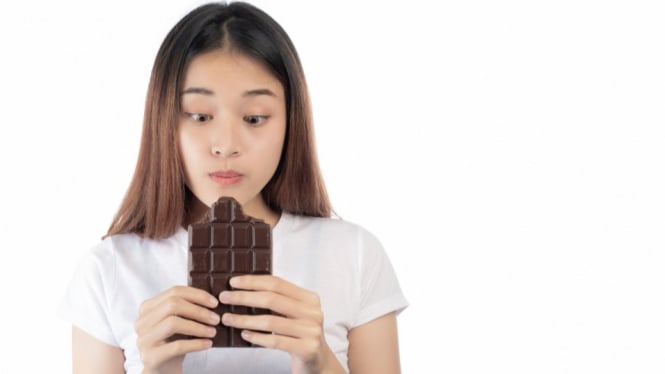 Ilustrasi seorang wanita makan coklat