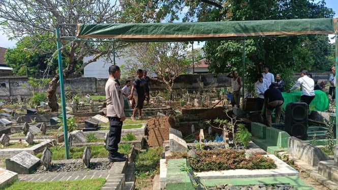 Bhabinkamtibmas Cilinaya Hadiri Acara Pemakaman Orang