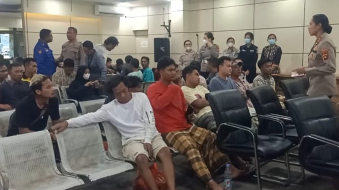 sejumlah penumpang selamat ditampung di ruang asdp gilimanuk