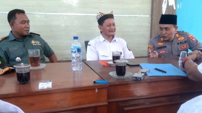 Camat Wongsorejo, Ahmad Nuril Falah (tengah)