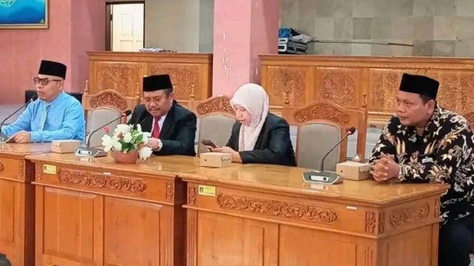 Bupati dan Wakil Bupati Lombok Barat saat memimpin rapat