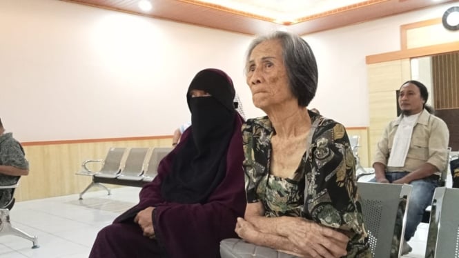 Nenek Elly Megawati saat mengikuti sidang di PN Raba Bima