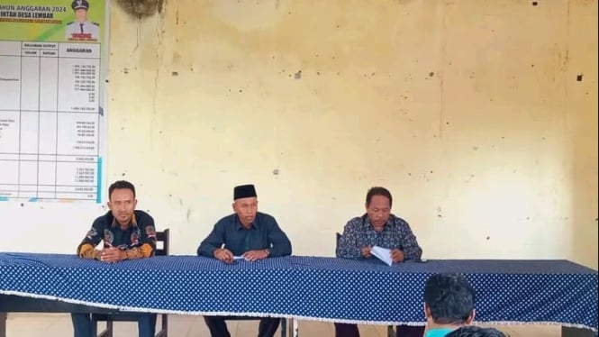 Kepala Desa Lembar, Sainah, saat memberikan arahan dalam