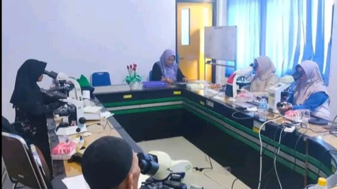 Kepala Labkesda Lombok Barat, Mardiana,  saat memeriksa