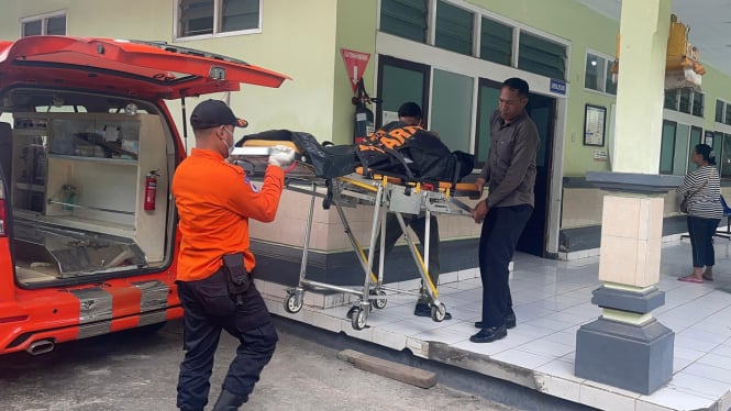 Jenazah Korban KMP Tunu Pratama Jaya  tenggelam tiba di RSUD Negara