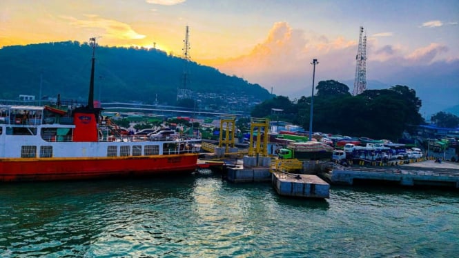 Pelabuhan di penuhi oleh kapal