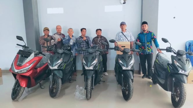 Momen penyerahan sepeda motor dinas oleh Pemerintah
