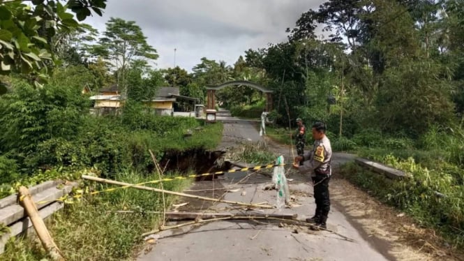 Kondisi jalan rusak di desa Aik Bual Lombok Tengah