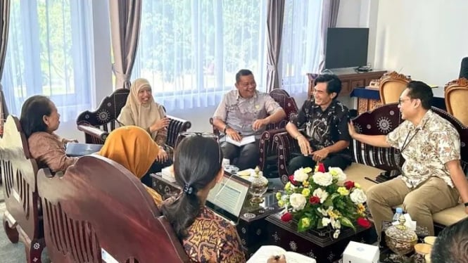 Wakil Bupati Lombok Barat, Hj. Nuril Adha, memimpin rapat