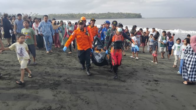 evakuasi korban Kmp Tunu Pratama jaya/dok tim Sar Gabungan/viva bali