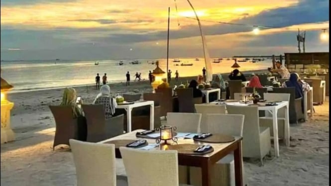 Senja di Jimbaran Bay, diiringi alunan ombak makanan  khas Bali
