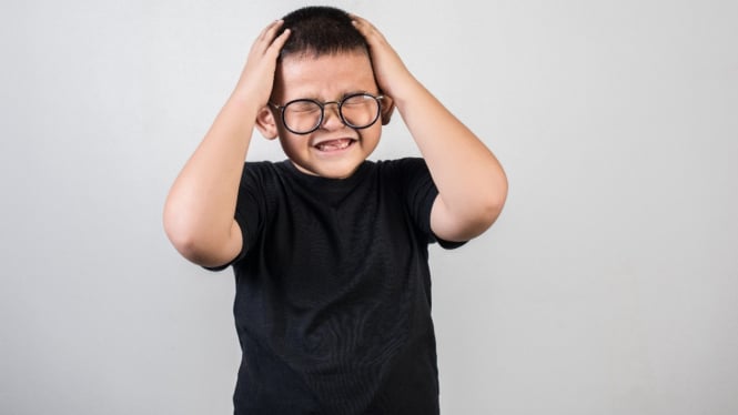 Seorang anak yang terlihat gelisah