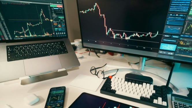 Dibalik grafik naik turun, pahami risiko. Literasi kripto adalah kunci