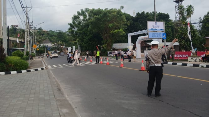 Personel Satlantas Polres Lombok Barat bersiaga di area start