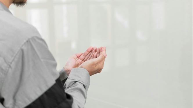 Orang Islam sedang Berdoa kepada Allah SWT