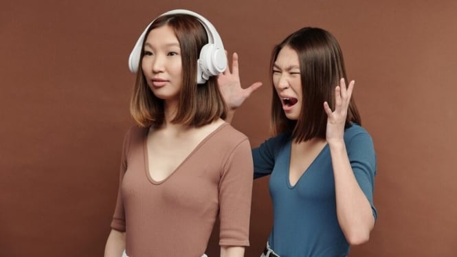 Seorang Wanita yang marah melihat saudaranya mendengar music FOMO