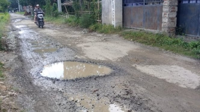 Jalan rusak di dusun Batu Mulik berlubang dan tergenang air