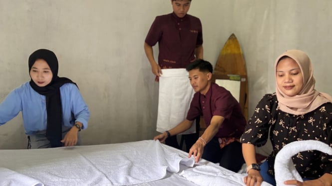 Warga di desa Prabu sedang dilatih penataan homestay