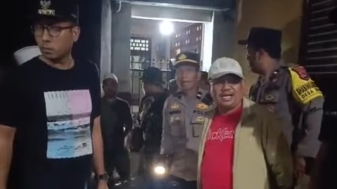 Bupati Lombok Barat, Lalu Ahmad Zaini di lokasi banjir