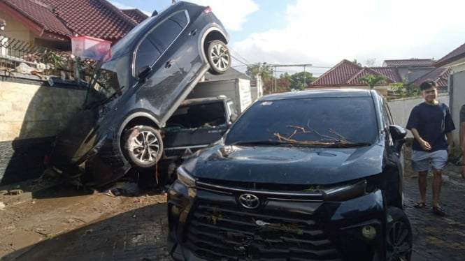 Kondisi kendaraan yang terseret banjir kemarin di Mataram