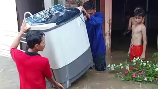 Diterjang Banjir warga panik selamatkan barang