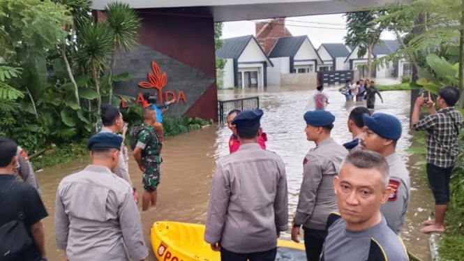 Petugas melakukan pemantauan debit air sungai di sejumlah