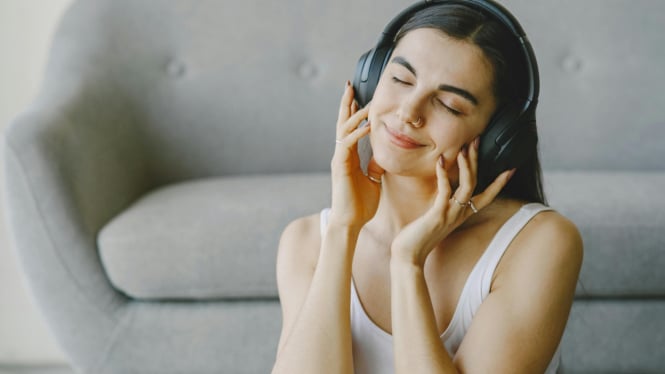 Menikmati Alunan Musik