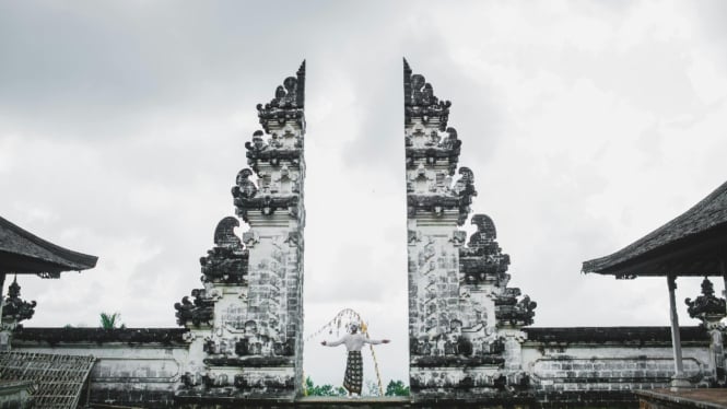 Gunakan selalu sarung saat memasuki area pura di Bali.