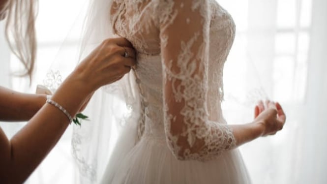 Detail mutiara pada gaun pengantin membuat tampilan makin mewah