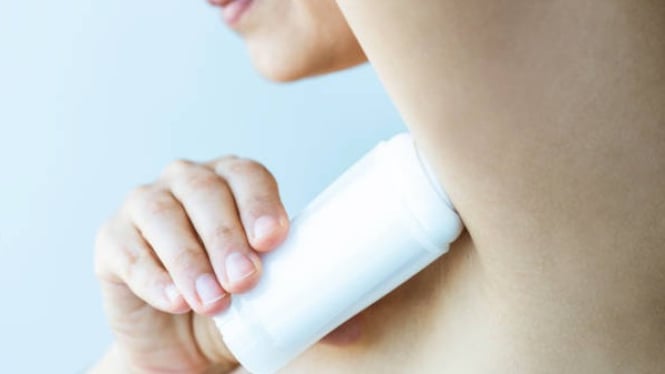 Penggunaan antiperspirant cegah bakteri dan bau keringat di badan